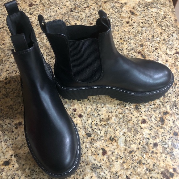 Black boots. - Picture 3 of 3